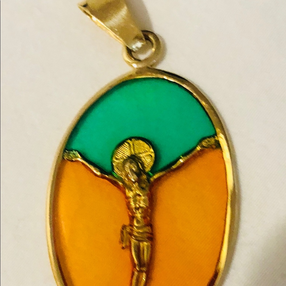 Gorgeous 14k gold stained glass pendent of Jesus - Picture 3 of 6